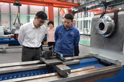 甘肅省委常委、副省長張錦剛在星火機床公司調研